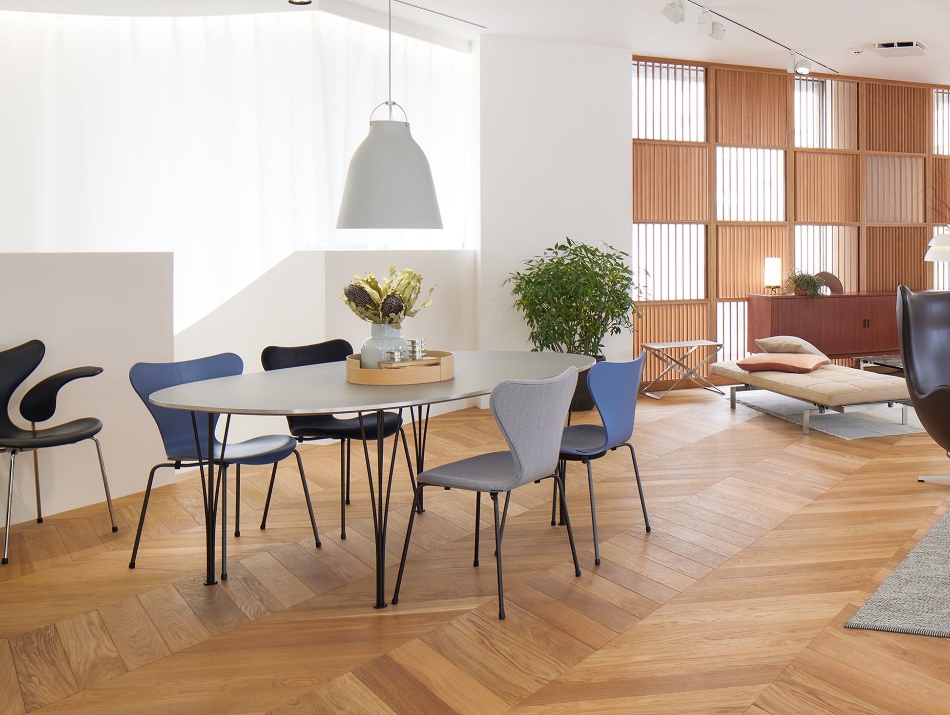 Series 7™ 3107 Dining Chair (Fully Upholstered) by Fritz Hansen