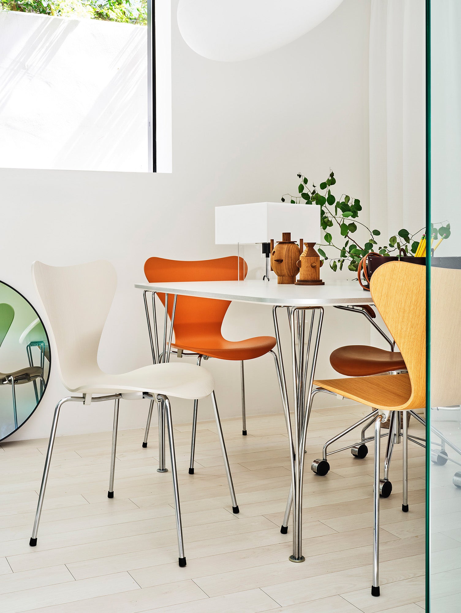 Series 7™ 3107 Dining Chair by Fritz Hansen