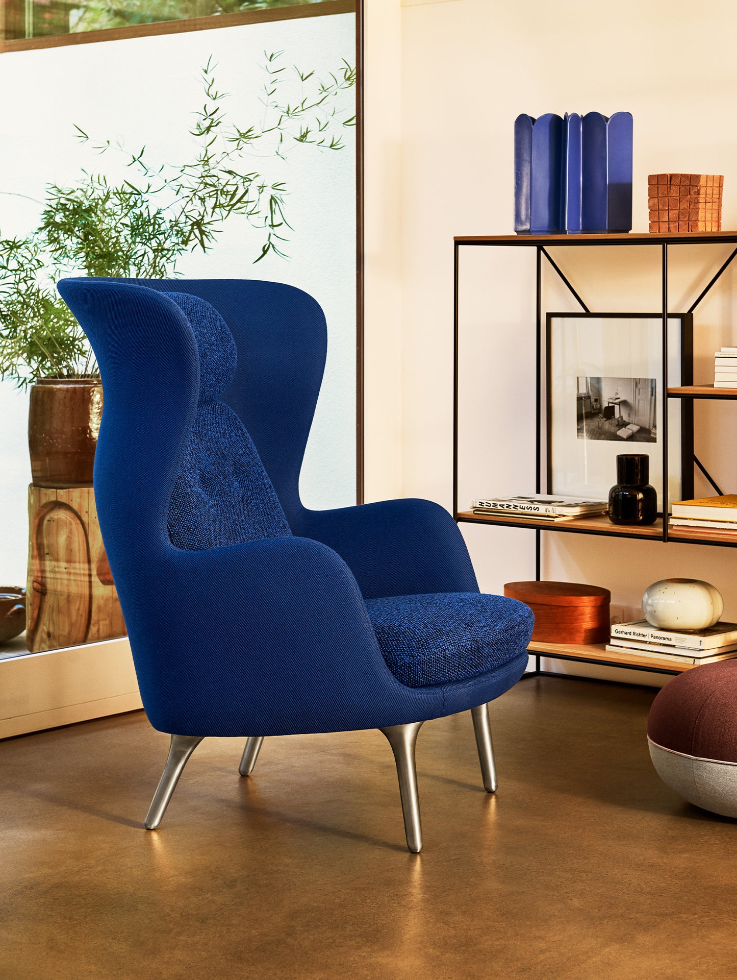 Brushed Aluminium Base (JH1) / Shell: Twill Weave 780 / Cushions: Safire 011