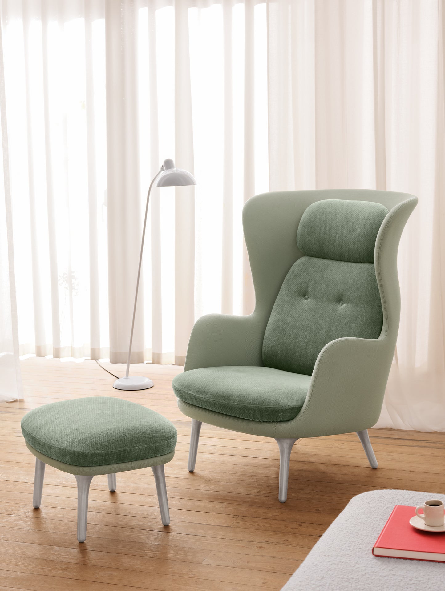 Brushed Aluminium Base (JH1) / Shell: Steelcut 935 / Cushions: Nabis 0023