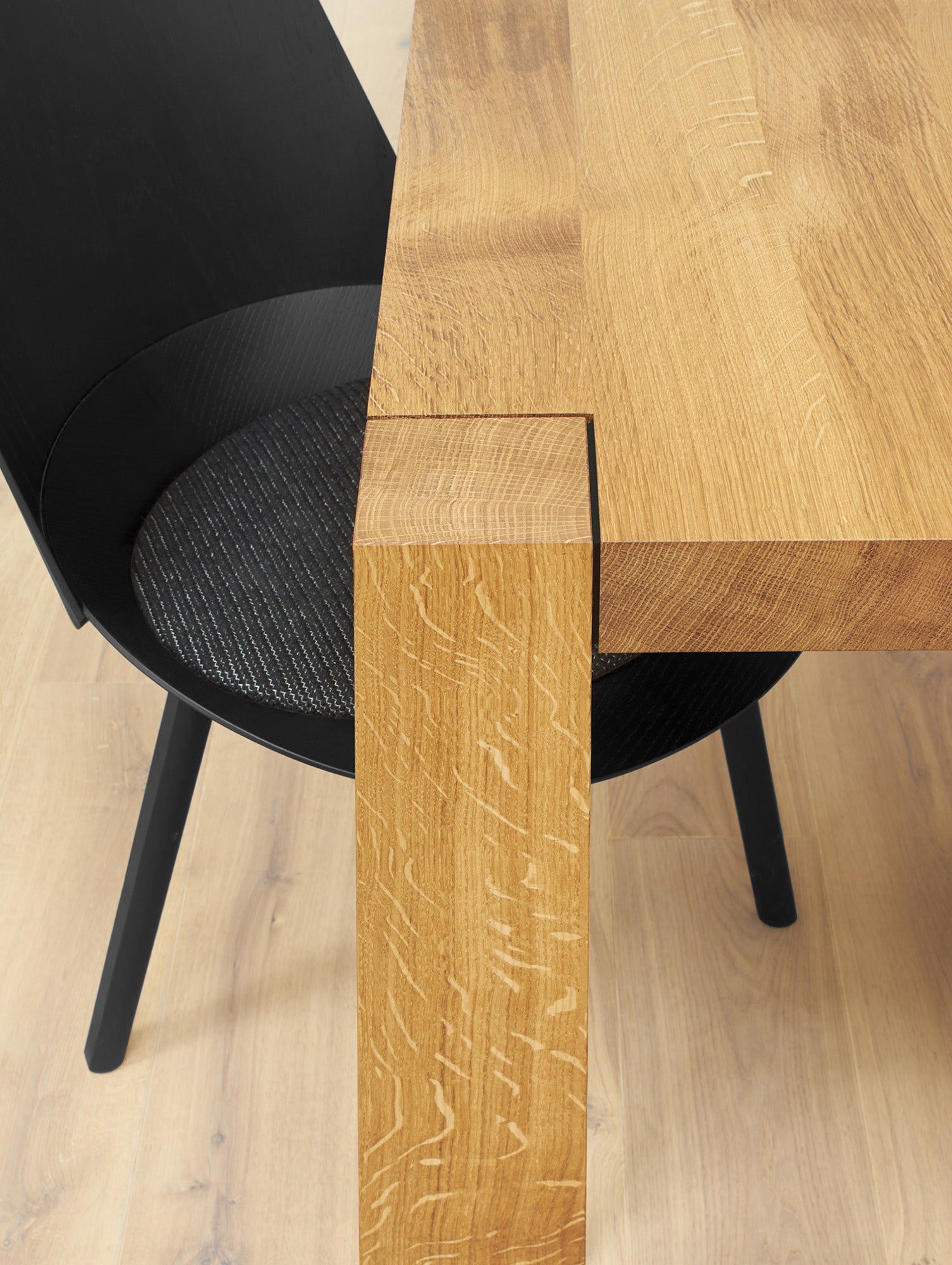 TA22 Holborn Table by E15