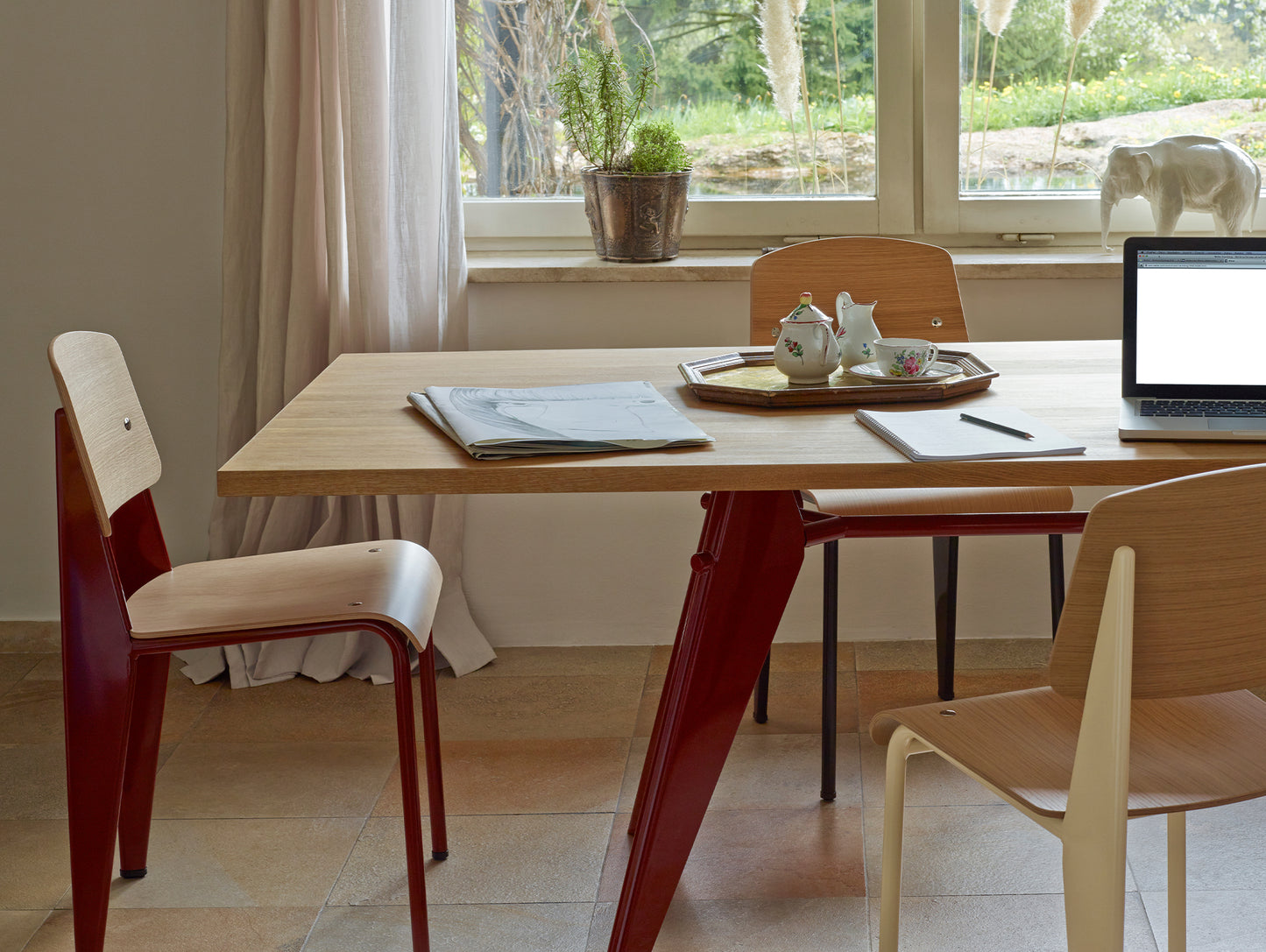 EM Table (Solid Oak Tabletop) by Vitra - Length 200 cm / Solid Oak Tabletop / Japanese Red Base
