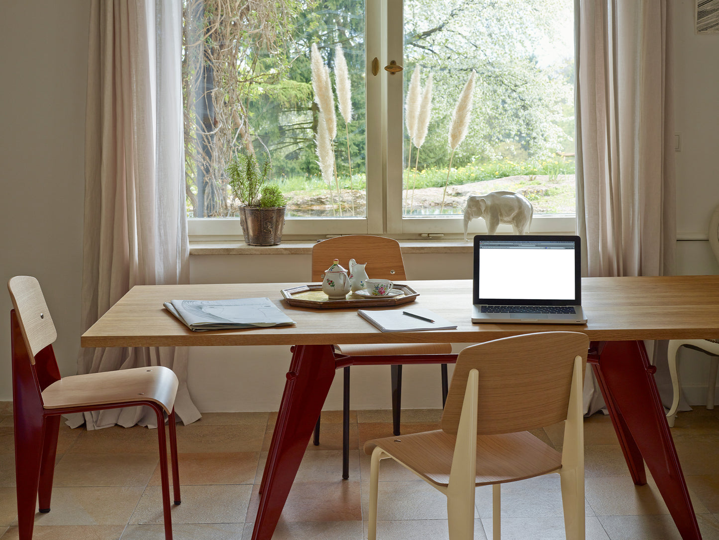 EM Table (Solid Oak Tabletop) by Vitra - Length 220 cm / Solid Oak Tabletop / Japanese Red Base