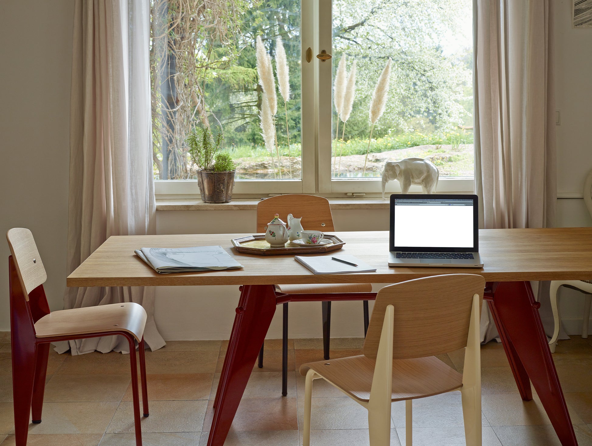 EM Table (Solid Oak Tabletop) by Vitra - Length 220 cm / Solid Oak Tabletop / Japanese Red Base