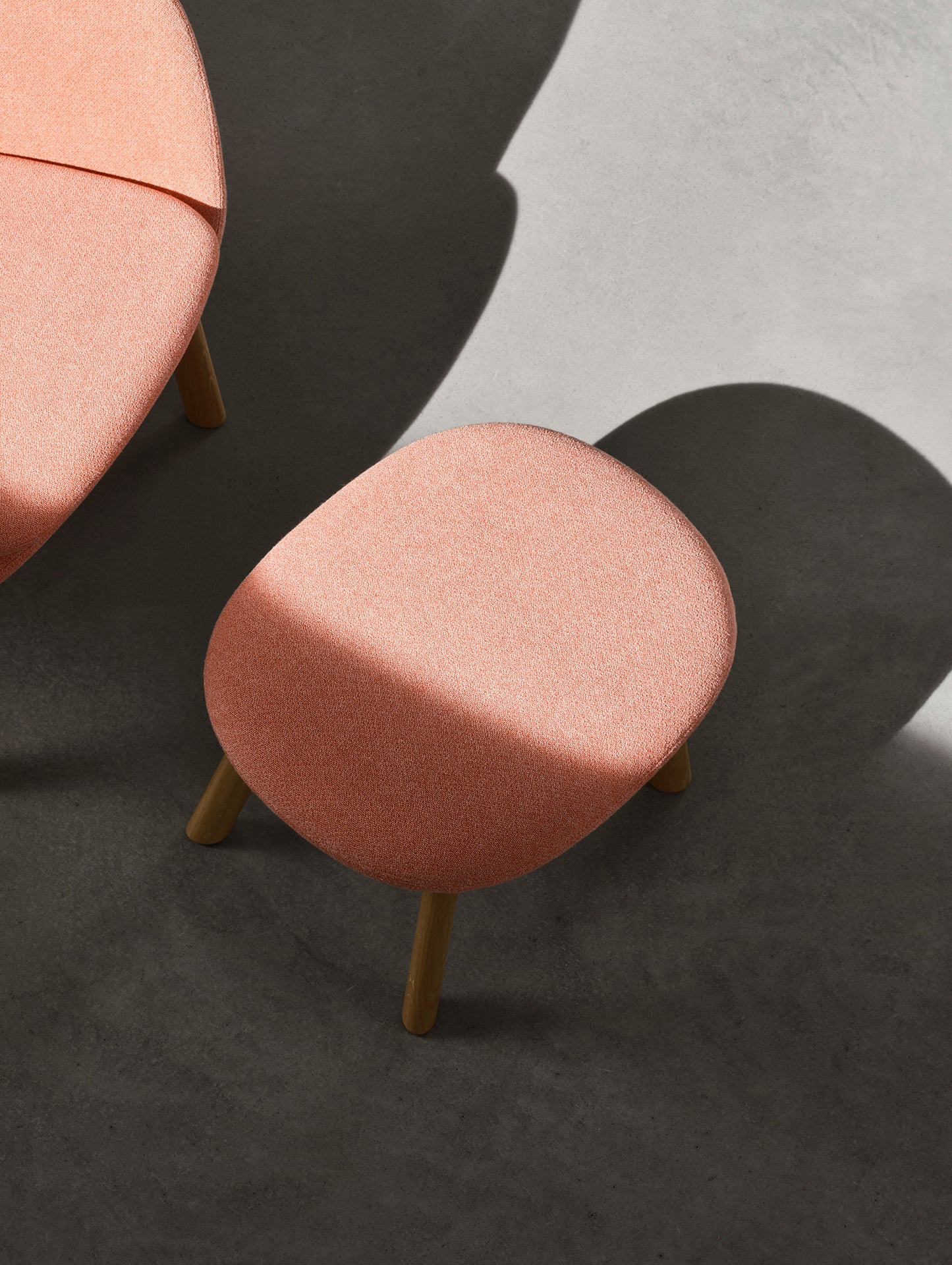 HAL Lounge Ottoman by Vitra - Natural Varnished Oak / Dumet 23 Pale Rose / Coral (F80)
