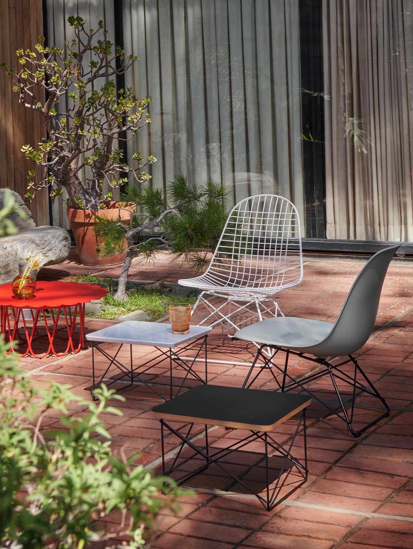 Vitra Eames LTR Occasional Table - Marble / Basic Dark