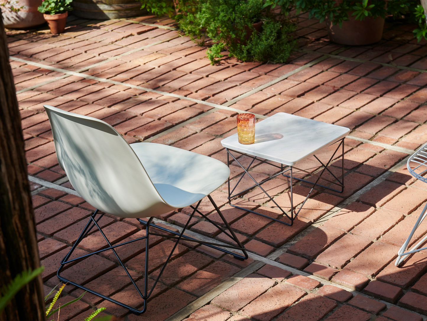 Vitra Eames LTR Occasional Table - Marble / Basic Dark
