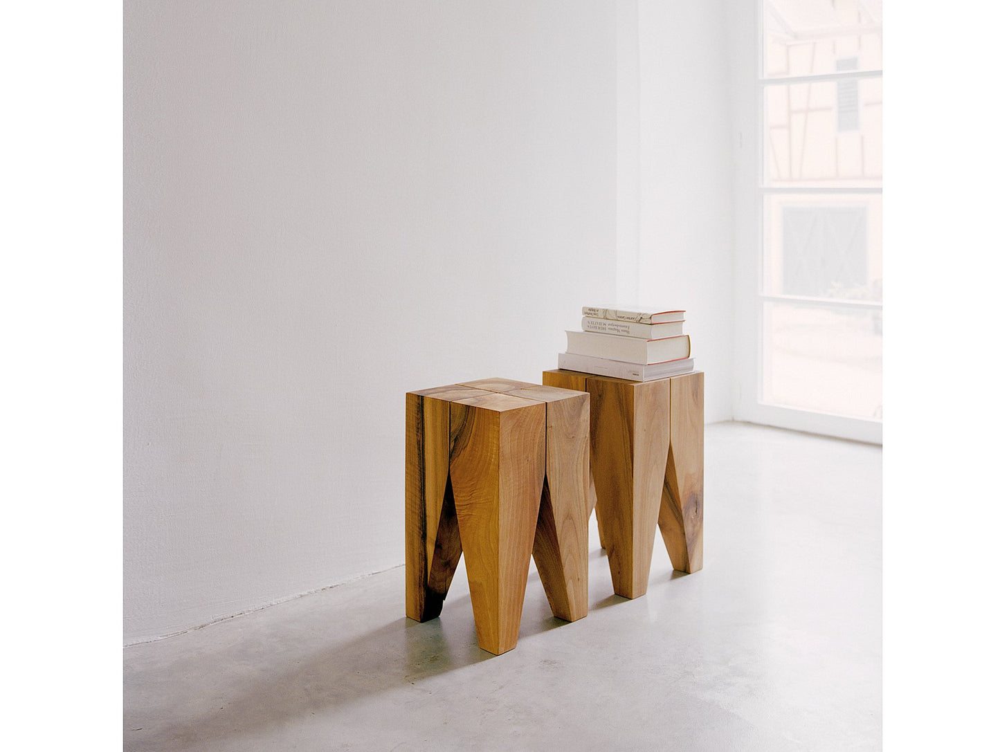 Backenzahn Side Table