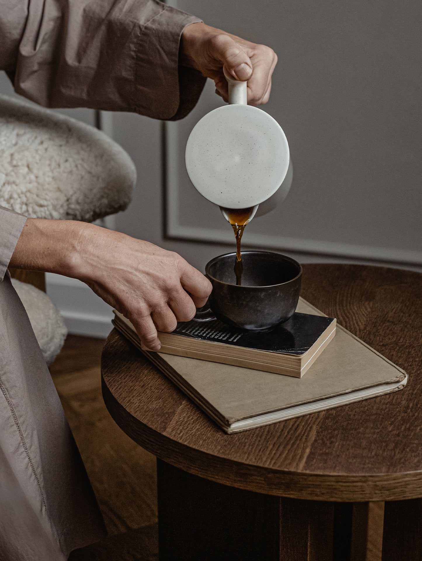 Androgyne Side Table, Ø50 - Dark Stained Oak Veneer Top / Dark Stained Oak Veneer Base