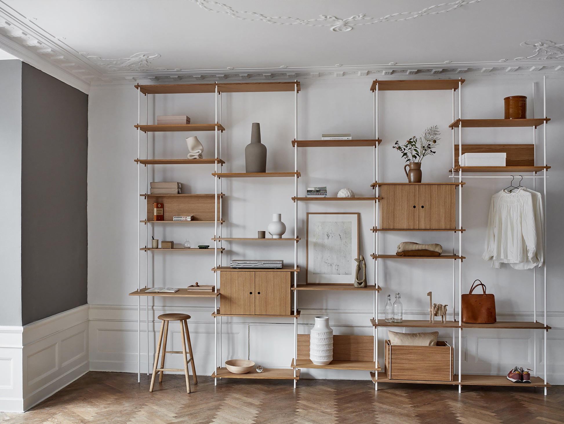 Moebe Shelving System in White / Oiled Oak