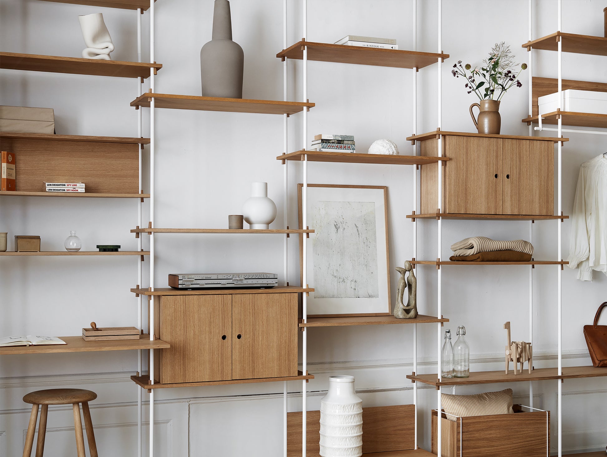 Moebe Shelving System in White / Oiled Oak