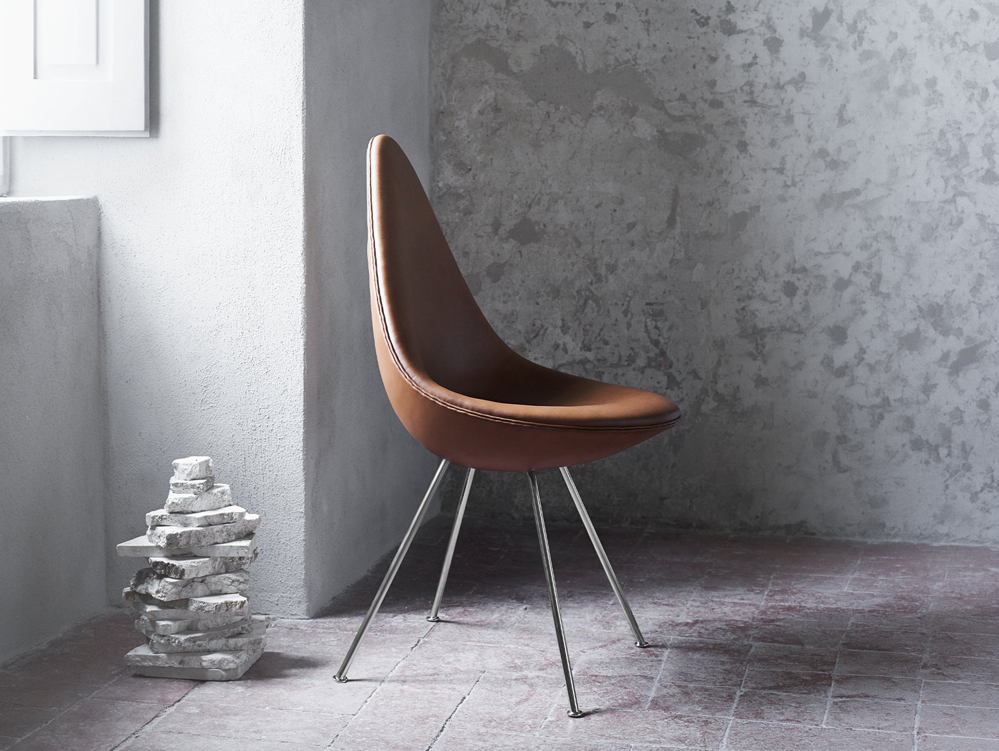 Drop Dining Chair 3110 by Fritz Hansen - Walnut Grace Leather / Chromed Steel