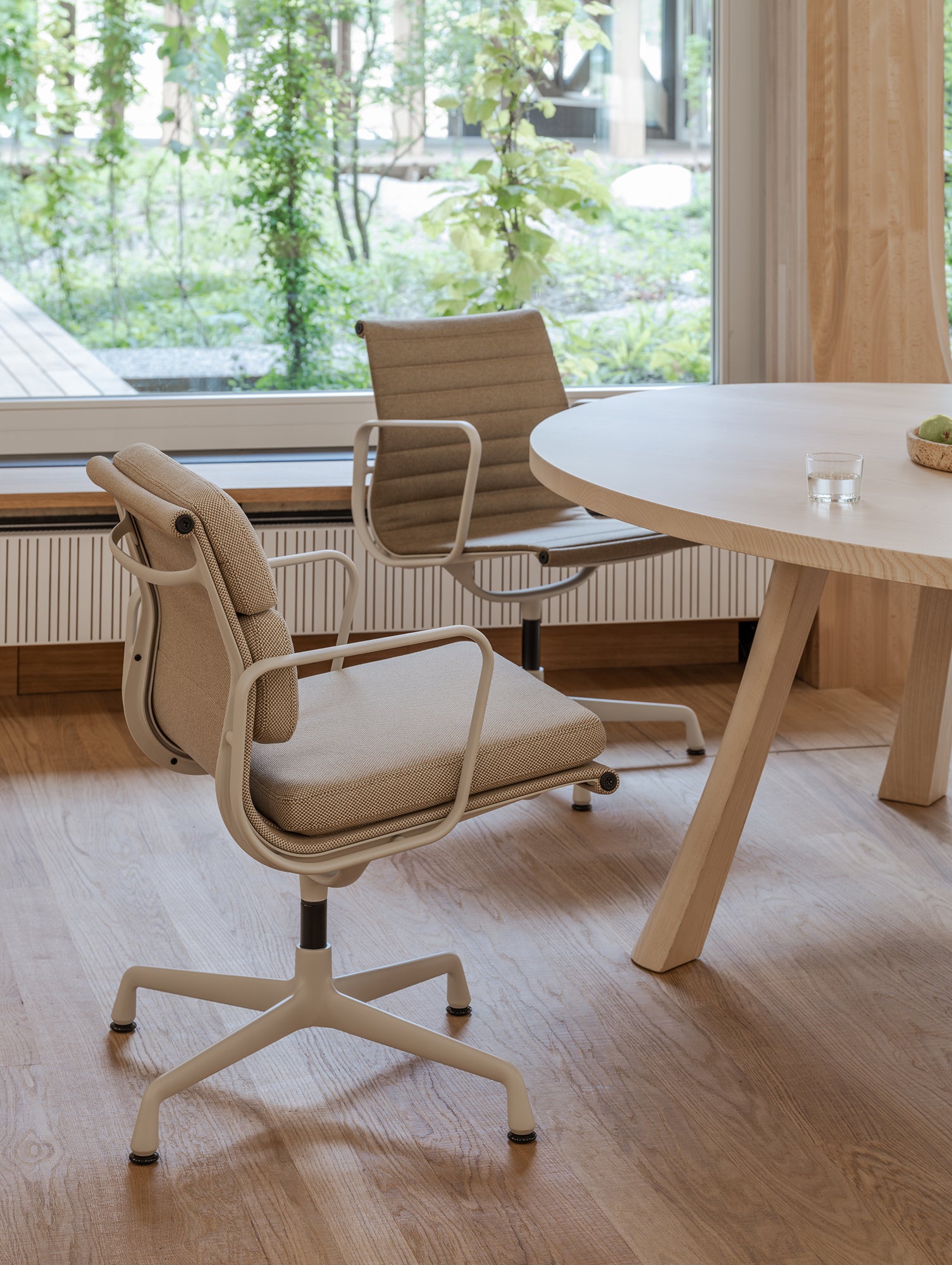 Soft Pad Conference Chair EA 208 by Vitra - Chalk Powder-Coated Aluminium 