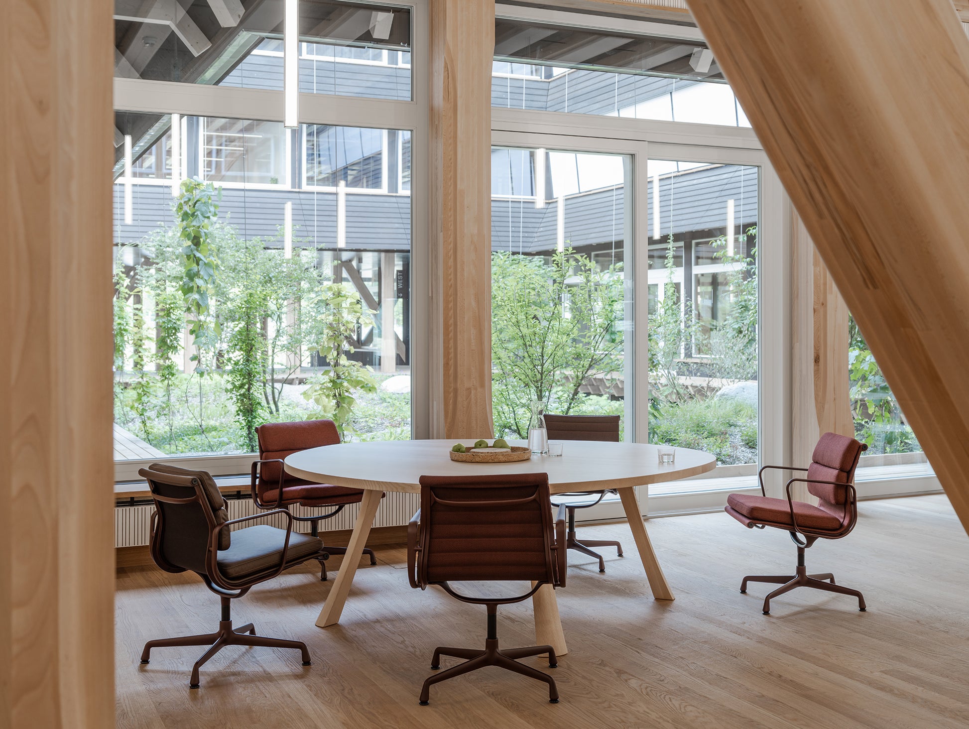 Soft Pad Conference Chair EA 208 by Vitra