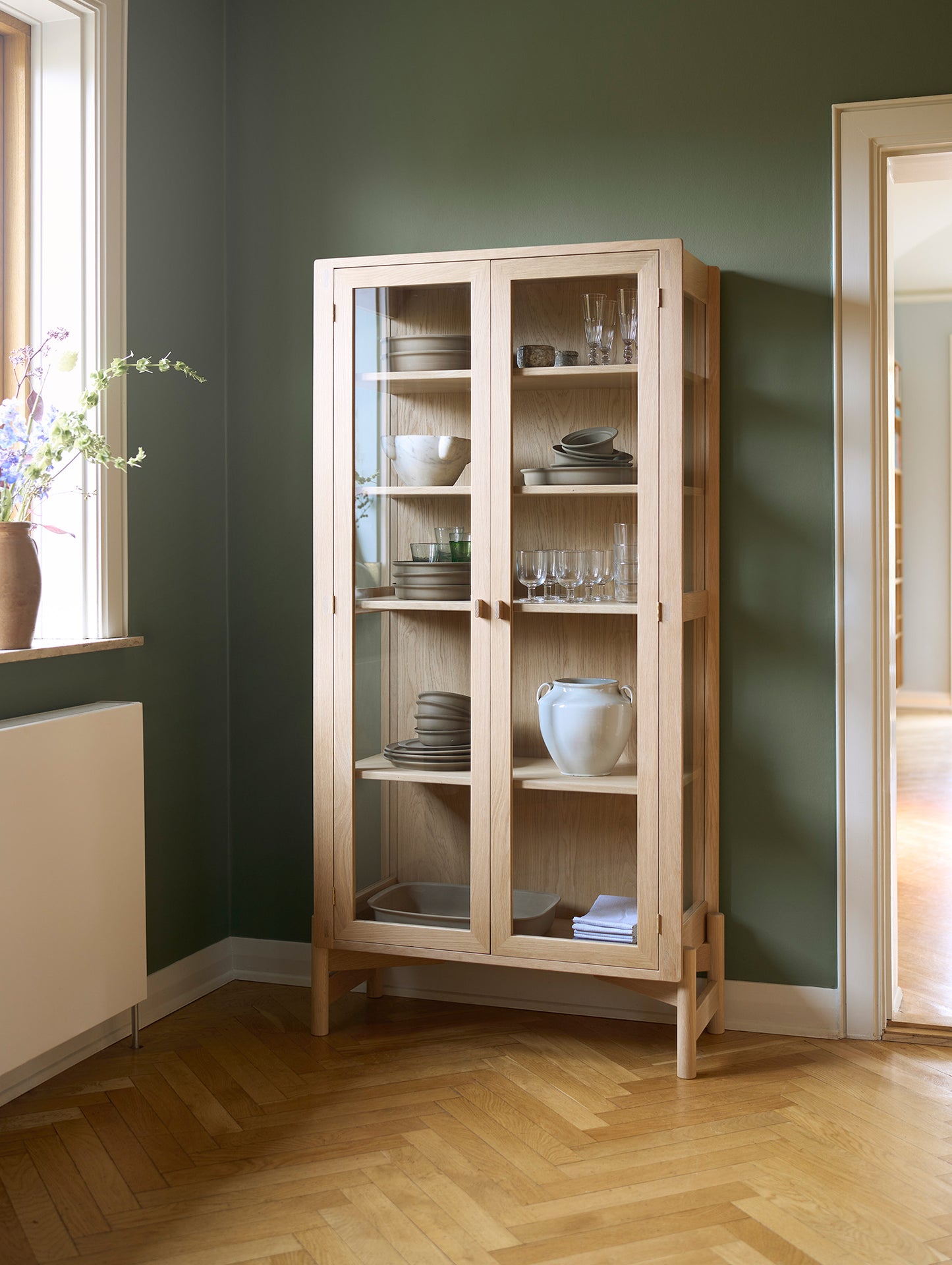 A90 Boderne Display Cabinet by FDB Mobler - Tall Standing (Height: 178 cm) / Lacquered Oak