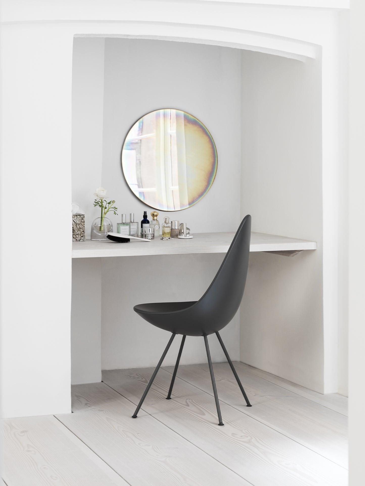 Drop Dining Chair Plastic (3110) by Fritz Hansen - Black / Black Base
