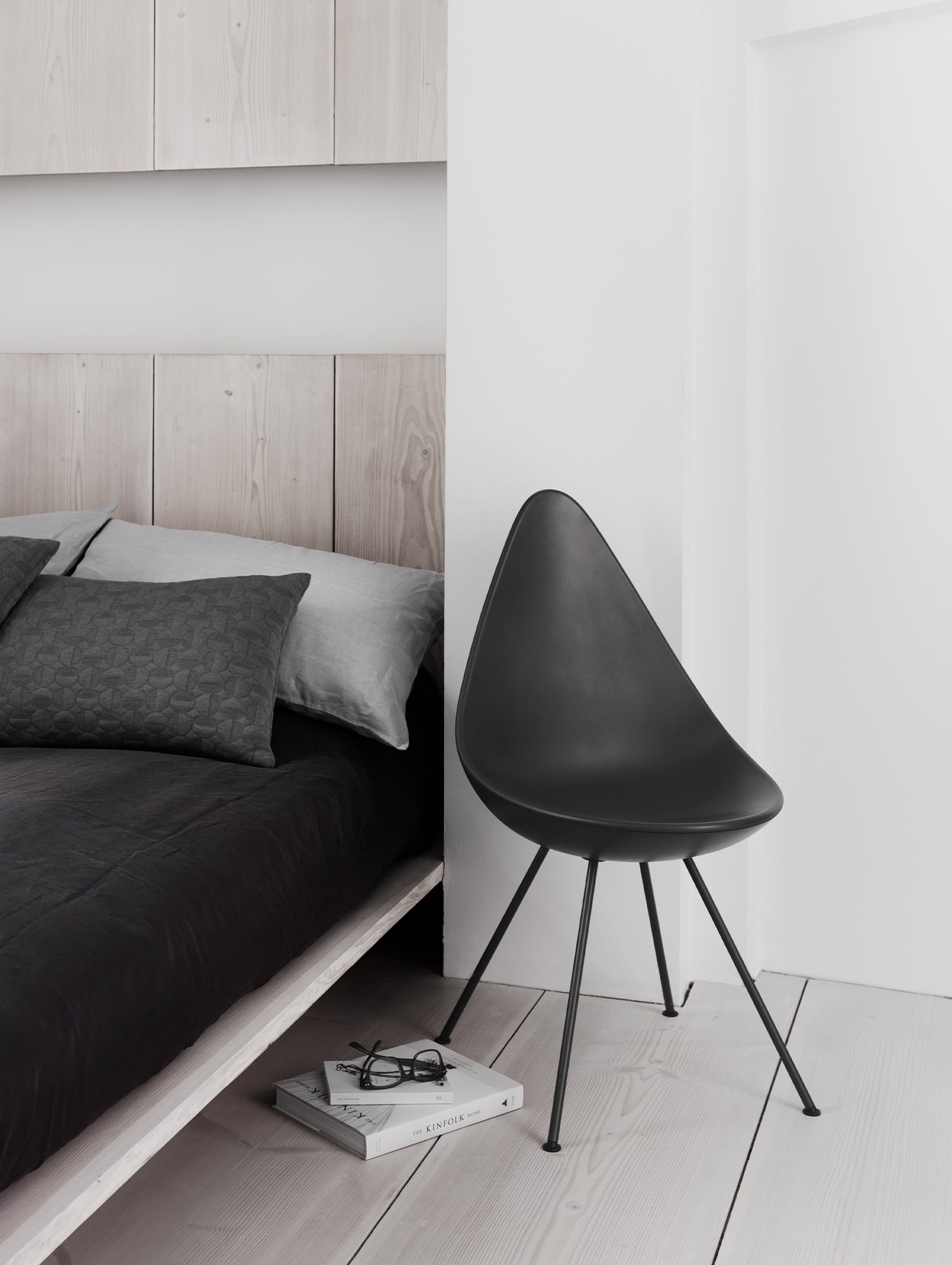Drop Dining Chair Plastic (3110) by Fritz Hansen - Black / Black Base