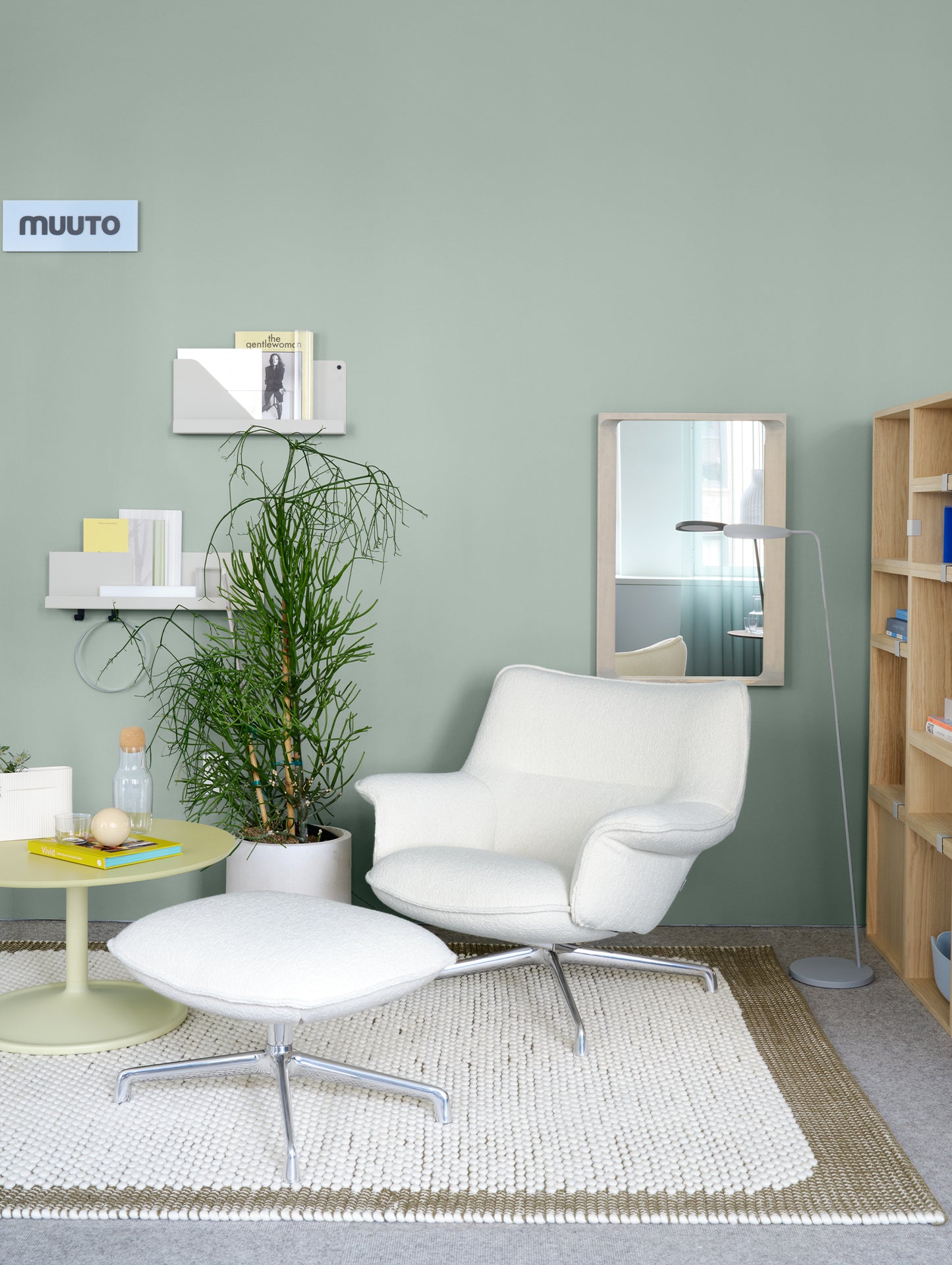 Doze Lounge Chair Low Back - Swivel Base by Muuto
