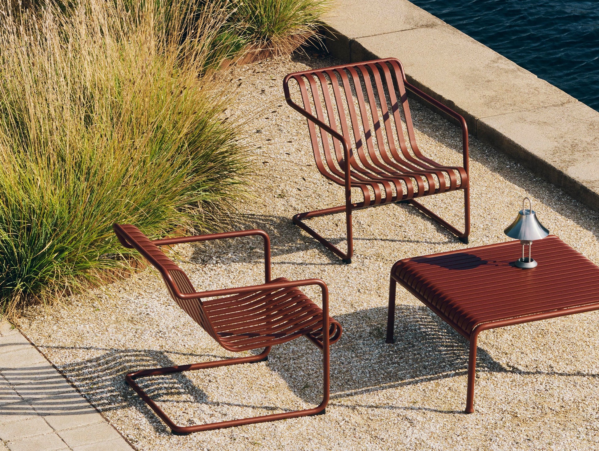 Palissade Cantilever Lounge Chair Low by HAY - Iron Red