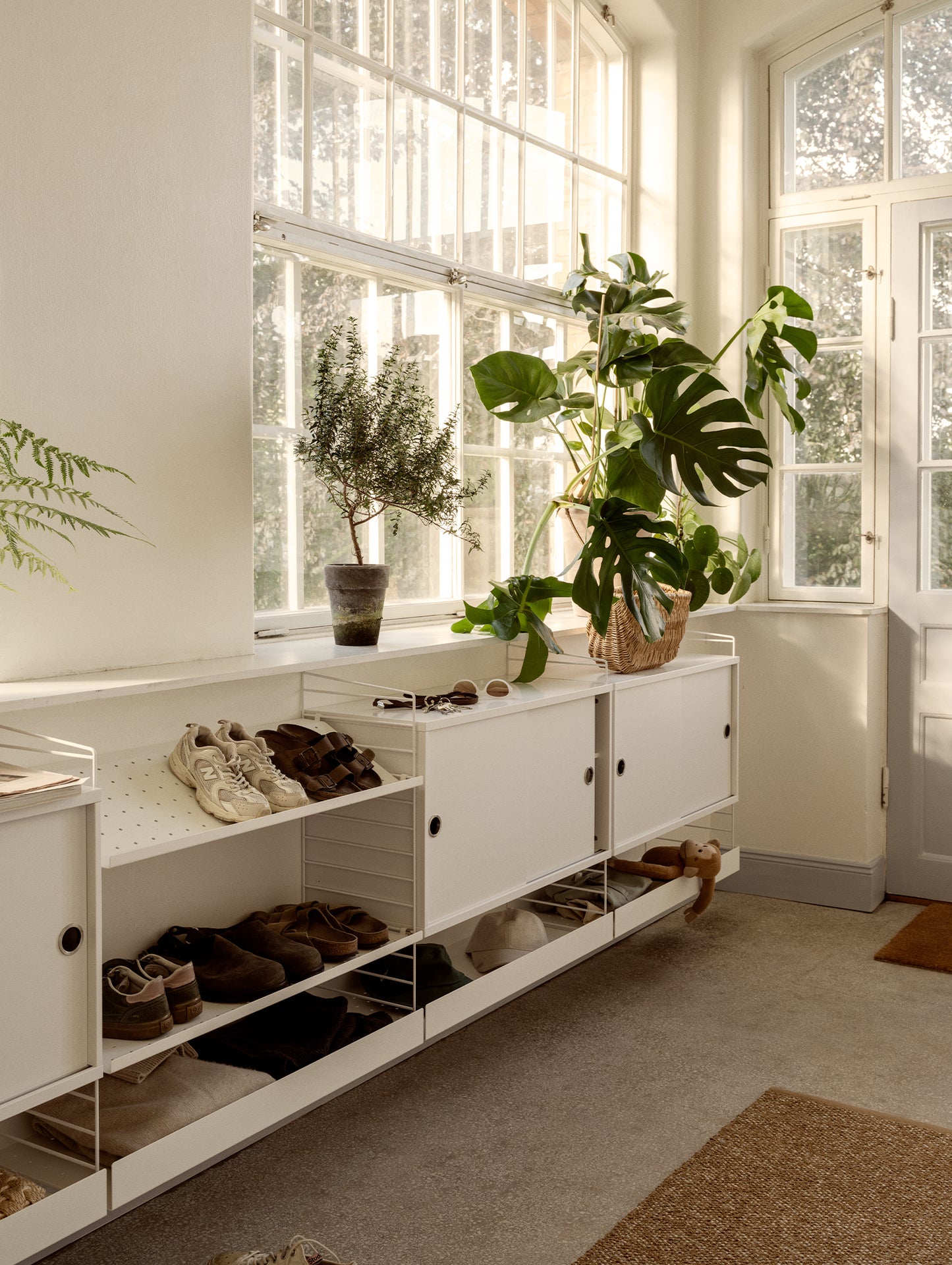 String System Cabinet with Sliding Doors - White