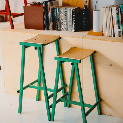 Taburete 8 Bar Stool by HAY - Lacquered Oak Seat / Jade Base