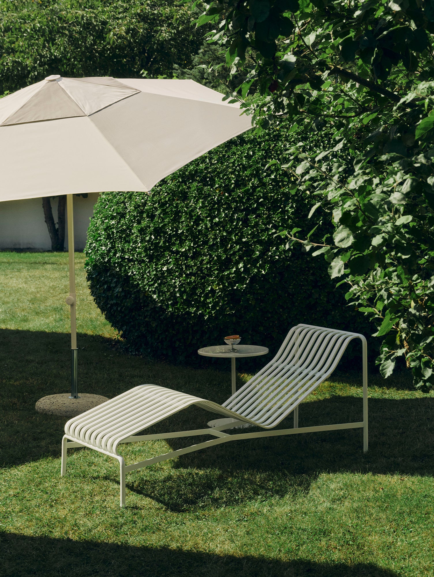 Terrazza Parasol by HAY - Hexagon / Off White and Grey