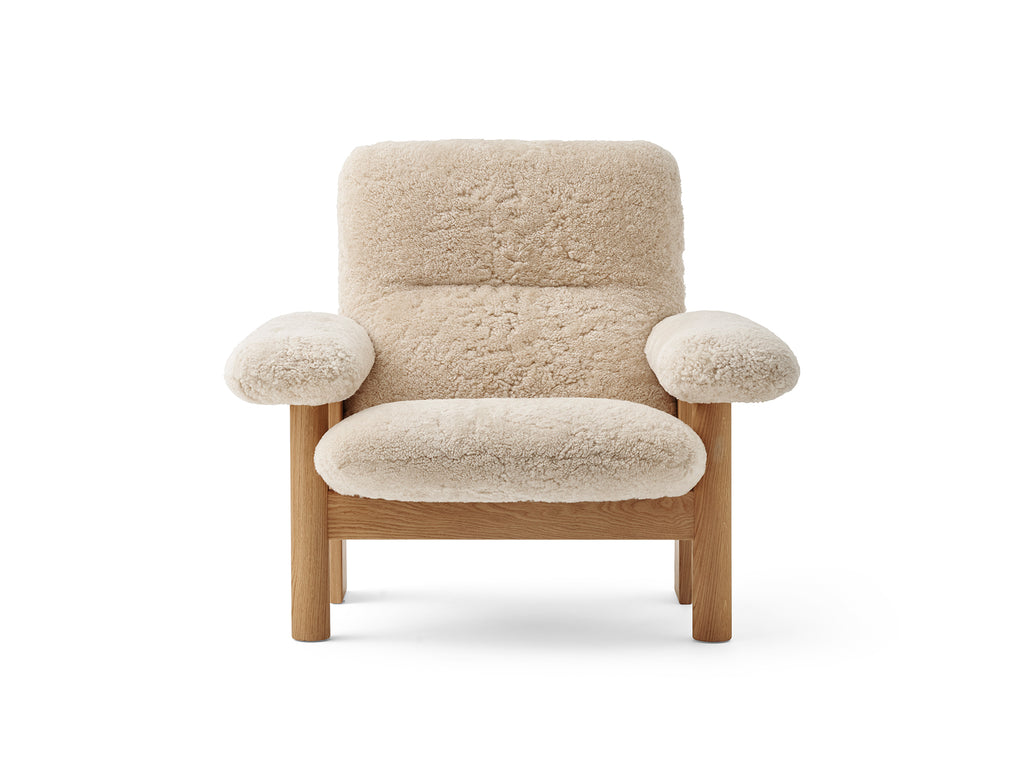 Brasilia Lounge Chair / Oiled Oak / Sheepskin Nature by Menu